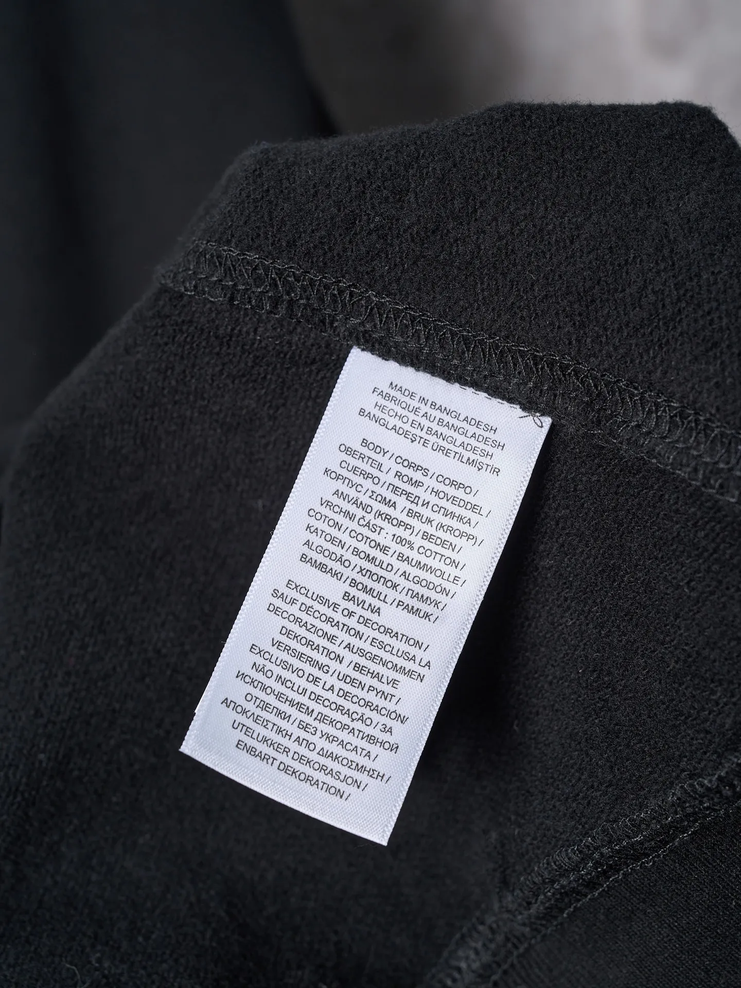 P430 Actual auction】Ralph Lauren/Ralph Lauren pink pony logo embroidered zipper half turtleneck sweatshirt [Ready stock] S M L XL custom-made luxury cotton fleece compound, soft and silky, comfortable and skin-friendly. It is based on pure black tones. A touch of pink pony logo embroidery is embellished on the chest, low-key and powerful. The back panel is embellished with the brand letters outlined in ivory white satin intarsia. The pink pony embroidery leaping in the center is the only colorful footnote in this black and white silent film, which coincides with the elegant and uninhibited brand philosophy. Its unique ribbed half-high collar design is sublimated, giving more flexibility and fashion sense to wear, showing taste in silent places, showing elegance and style. Imported machine embroidery technology is used. Advanced computer control system and sophisticated mechanical components are used to realize the pony logo embroidery operation with high precision, smooth and delicate lines, and imported machine appliqué embroidery technology. Use advanced computer control systems and precision mechanical components to realize Ralph Lauren appliqué embroidery operations, showing an embroidery effect with both clarity and three-dimensionality. The fabrics have been washed and have a better hand feel and texture. They are not easy to deform, not easy to shrink, not easy to fade, and maintain long-term beauty and loose fit.